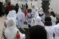 LOS NIÑOS/AS Y PROFESORADO DEL CEIP EL QUINTERO LLENARON DE COLOR LAS CALLES DE SAN BARTOLOME