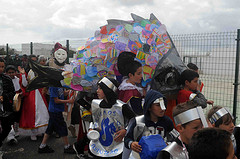 LOS NIÑOS/AS Y PROFESORADO DEL CEIP EL QUINTERO LLENARON DE COLOR LAS CALLES DE SAN BARTOLOME